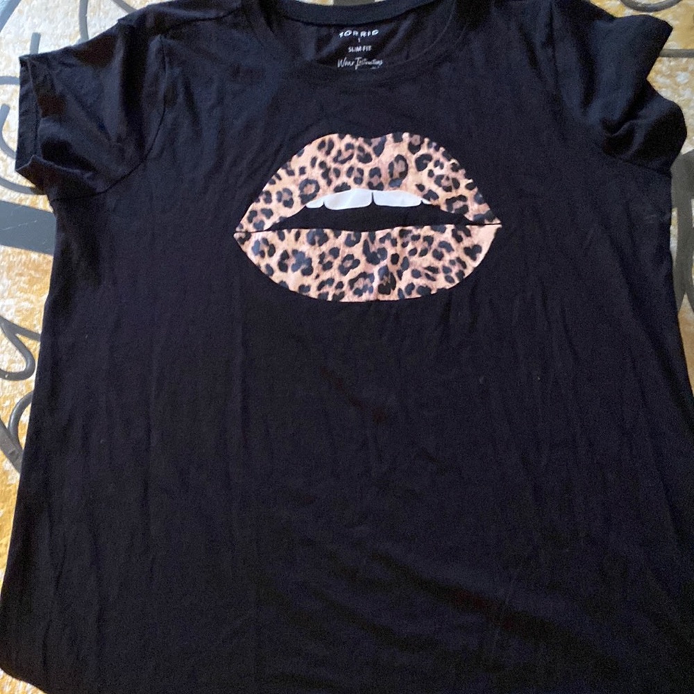 Short sleeved cheetah print shirt